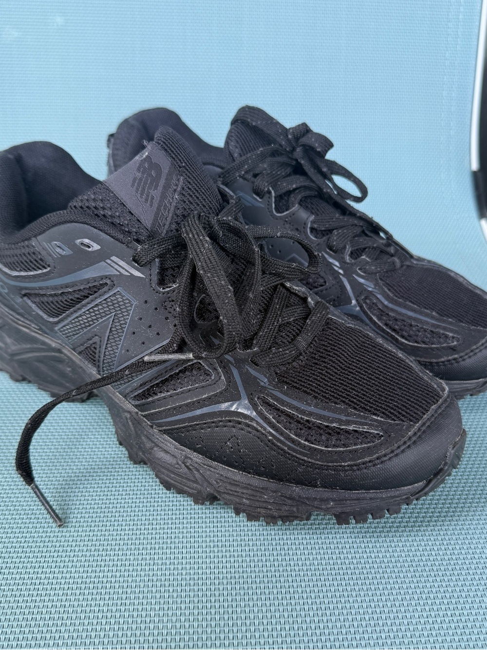 New Balance women’s All-Black Athletic Trail Sneakers non slip